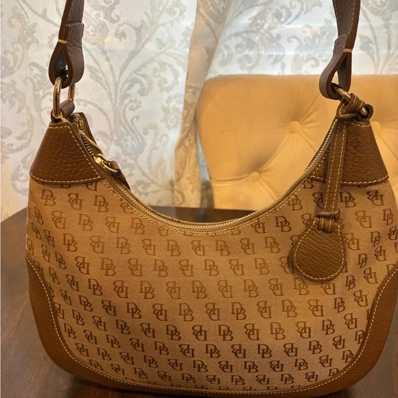 ❌SOLD❌ Dooney & Bourke Shoulder Bag with Monogram - Picture 5 of 5